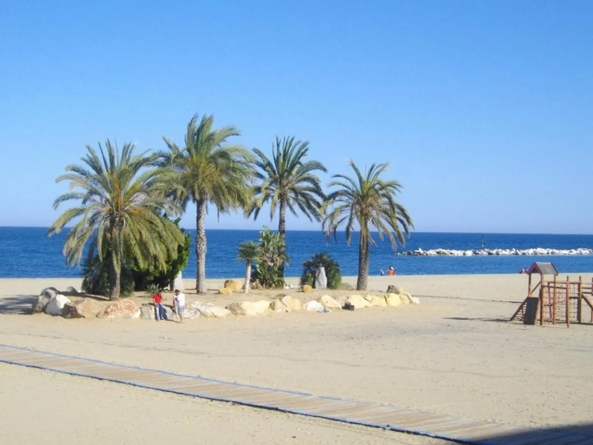 Paraiso de Vera Playa: Beachfront Apartment with Pool Views