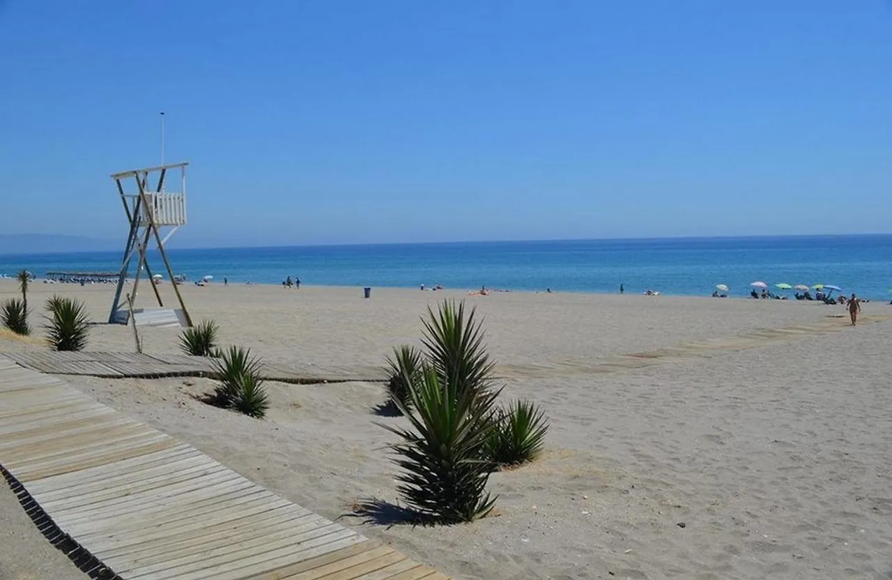 Paraiso de Vera Playa: Beachfront Apartment with Pool Views 0*,